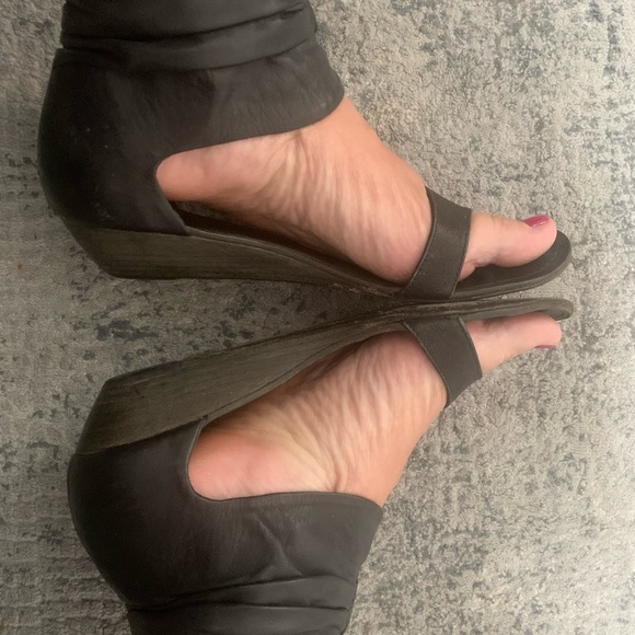 BCBGMaxAzria Wedge Sandals - Black - Size 9 1/2 - Picture 3 of 10